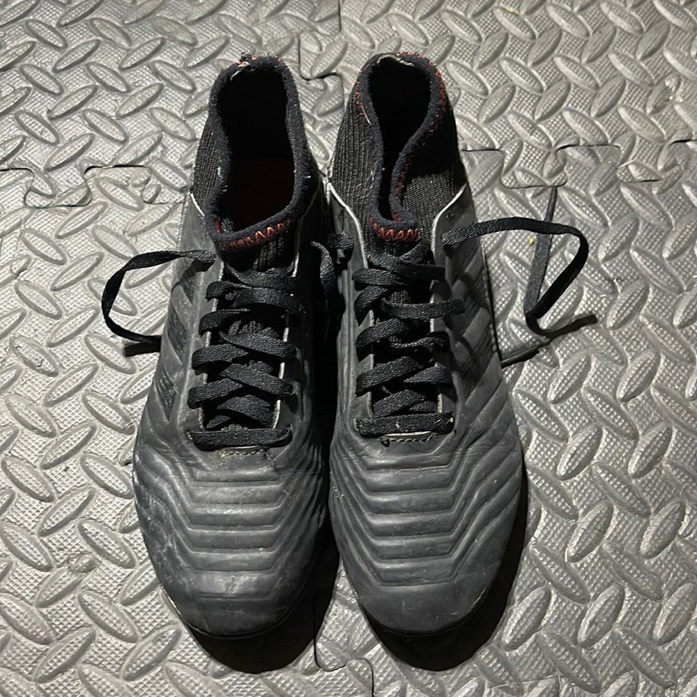 Youth 2.5 Adidas predator indoor/turf shoes